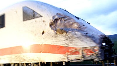 Nach ICE-Unglück bei Fulda: Am Montag wurde der demolierte Triebwagen des ICE aus dem Tunnel geschafft - wie es zum Unfall kommen konnte, ist weiter unklar.