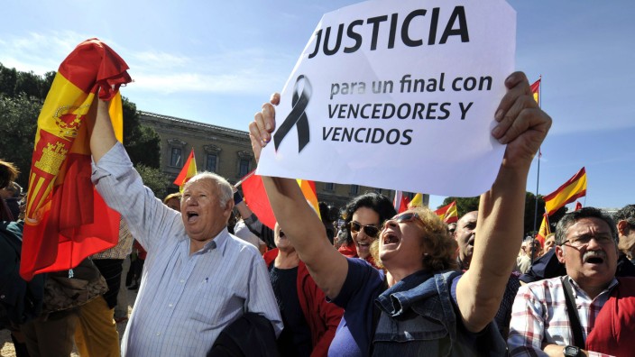 Madrid: Proteste auf Madrids Plaza de Colón: Die Demonstranten rufen nach Gerechtigkeit.