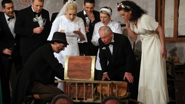 Theater am Stadwald: Der Tischler Leim (Korbinian Konwitschny, links) kommt mit einem Vermögen heim, was die Hochzeitsgesellschaft verblüfft.