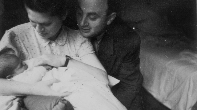 Ruth und Walter Abraham kurz nach der Geburt von Tochter Reha im Januar 1943.
