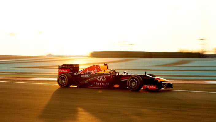 Großer Preis von Abu Dhabi: Auch die untergehende Sonne lenkt ihn nicht ab: Sebastian Vettel in Abu Dhabi