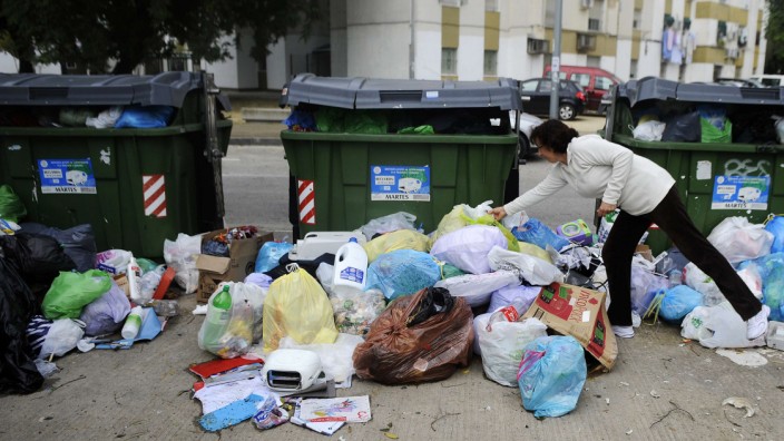 Vorstoß der EU-Kommission: Nach kaum einer Stunde im Müll: Weggeworfenes Plastik in Jerez de la Frontera, Spanien.