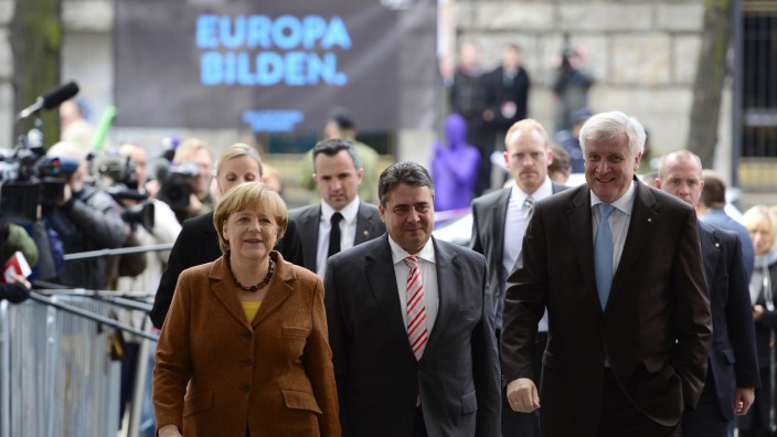 Verhandlungen zur großen Koalition: Die drei Parteichefs auf dem Weg zu den Koalitionsverhandlungen: Kanzlerin Angela Merkel, SPD-Chef Sigmar Gabriel und CSU-Chef Horst Seehofer.