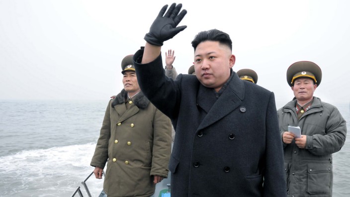 Nordkoreanischer Diktator: Kim Jong Un winkt auf einem Schiff seiner Marine