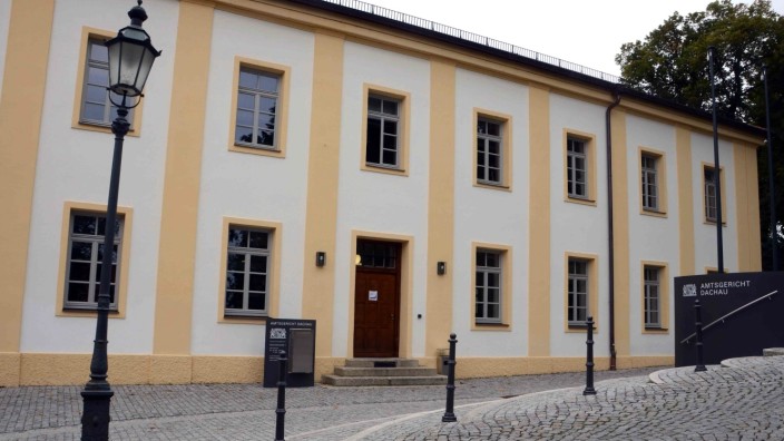 Amtsgericht Dachau: Vor dem Amtsgericht Dachau ist der "Reichsbürger" wieder nicht erschienen.