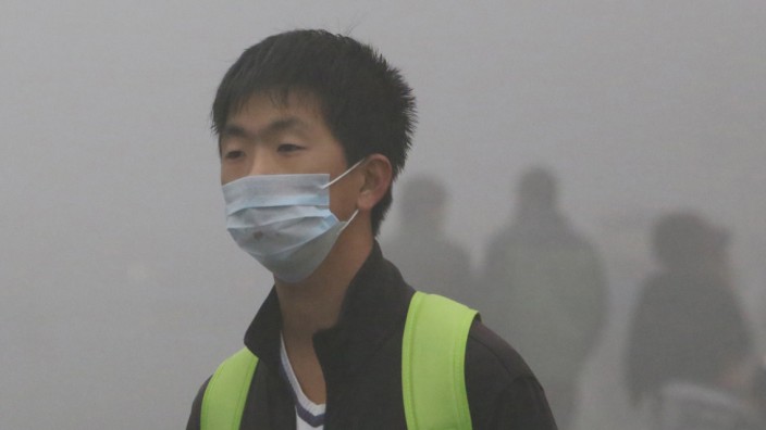 Dicke Luft: Auch ein Mundschutz schützt nicht vor der dreckigen Luft. Der Smog macht Chinas Männer unfruchtbar.