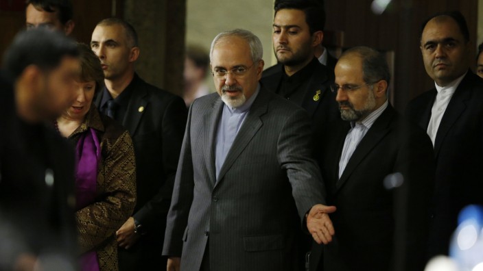 Verhandlungen in Genf: Der iranische Außenminister Mohammad Javad Sarif auf dem Weg zu dem abschließenden Gespräch - das jedoch um kurz vor 1 Uhr in der Nacht zum Sonntag für gescheitert erklärt wurde.