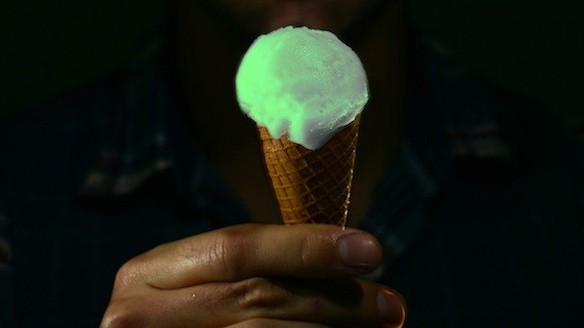 Leuchtende Eiskugel: Das britische Start-upo "Lick Me I'm Delicious" hat eine leuchtende Eissorte erfunden.