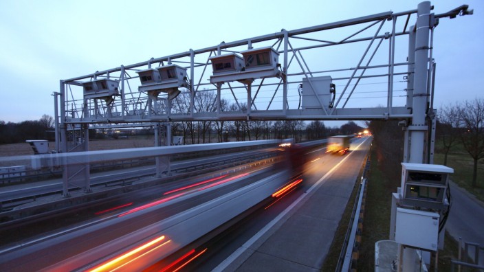 Autobahn-Maut: Über die Lkw-Maut nimmt der Staat insgesamt jährlich mehr als vier Milliarden Euro ein