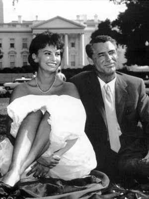 Sophia Loren und Gary Grant vor dem Weißen Haus in Washington, dpa
