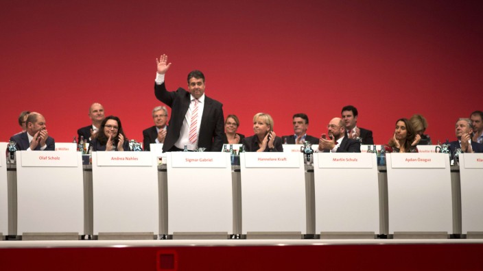 SPD-Parteitag in Leipzig: "Ein außerordentlich ehrliches Ergebnis": Der SPD-Parteitag bestätigt Chef Sigmar Gabriel mit mäßigem Votum in seinem Amt.