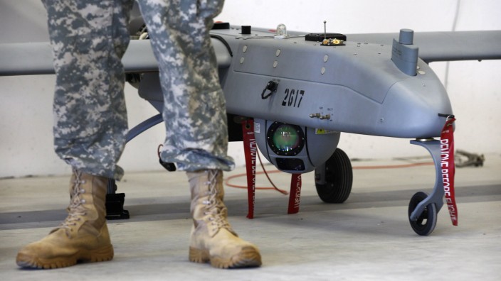 Ein Soldat vor einer sogenannten "Shadow"-Drohne in der US-Basis in Vilseck-Grafenwöhr