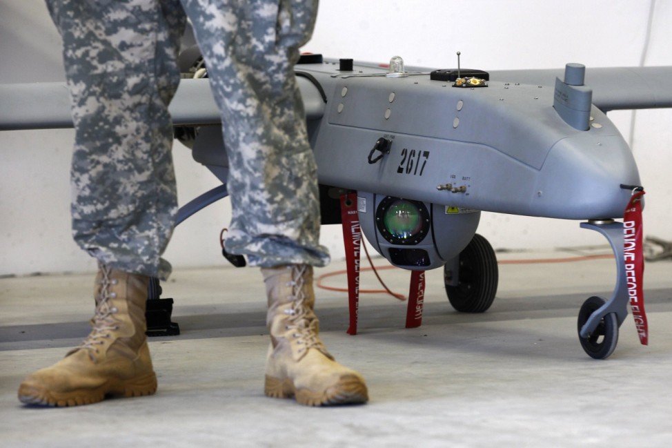 Ein Soldat vor einer sogenannten "Shadow"-Drohne in der US-Basis in Vilseck-Grafenwöhr