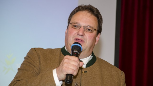 Kommunalwahl: Ansprache des amtierenden und wieder nominierten Landrates Josef Niedermaier bei der Wahl der Freien Wähler in Gaißach.