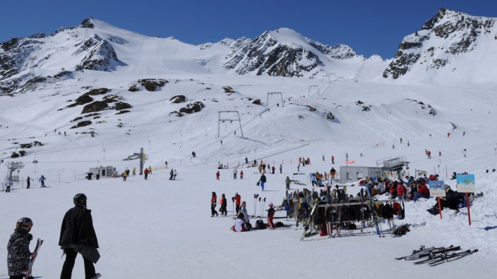 Skifahren in Östereich: Das Pitztaler Gletscherskigebiet mit dem Hinteren Brunnenkogel, der höchste mit Seilbahn erreichbare Gipfel Österreichs.