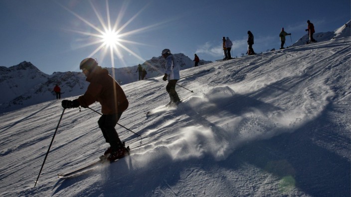 Skifahren in der Schweiz: Auf den insgesamt 70 Pistenkilometern ist selten ein Grashalm zu entdecken, Schnee gibt es in Arosa reichlich.