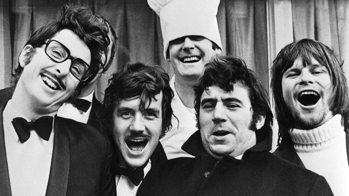 Neue Bühnenshow geplant: Monty Python im Jahr 1971 (von links nach rechts: Eric Idle, Michael Palin, John Cleese, Terry Jones, Terry Gilliam). Idle verdeckt nahezu vollständig den hinter ihm stehenden Graham Chapman, der 1989 gestorben ist.