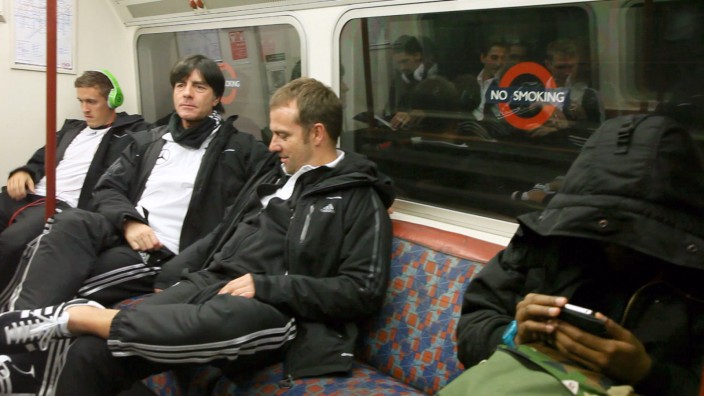 Nationalspieler fahren  mit Londoner U-Bahn zum Training