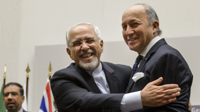 Atomverhandlungen mit Iran: Der iranische Außenminister Mohammad Javad Zarif (links) und Frankreichs Außenminister Laurent Fabius in Genf