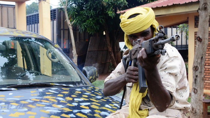 Kampf gegen Rebellen: Die Seleka-Rebellen kämpfen weiter - trotz Auflösungsbefehl.