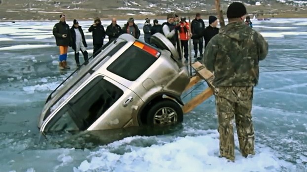 Auto im Eis eingebrochen: Dieses Auto wurde aus dem vereisten Baikalsee geborgen.