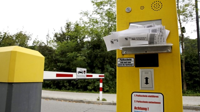 Wolfratshausen: Die Schranke sehen einige Autofahrer als psychologische Barriere. Zudem gibt es immer wieder Probleme mit dem Kassenautomaten.