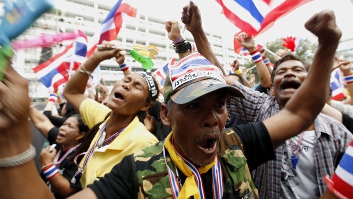 Tens of thousands of protesters attempt to paralyze Thai governme