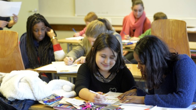 Integration an Schulen: Zwei Mal in der Woche gibt es ein spezielles Angebot an der Wilhelm-Busch-Realschule: Luana (r.) hilft Nisa.