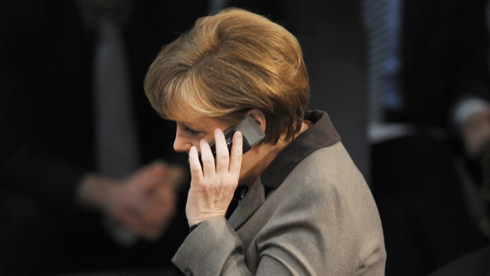 Angela Merkel telefoniert