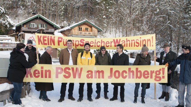 Jachenau: Mit Plakaten demonstrieren Mitglieder der Bürgerinitiative gegen das geplante Pumpspeicherwerk am Jochberg.