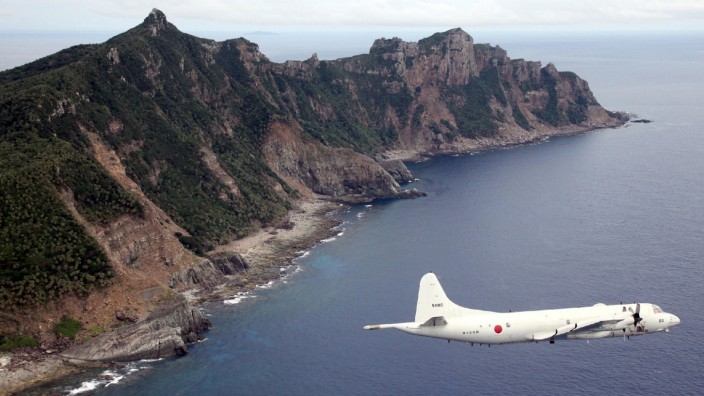 Inselstreit zwischen China und Japan: Ein japanischer P-3C Seeaufklärer fliegt über die Inselgruppe hinweg, die in Japan Senkaku und in China Diaoyu genannt wird.