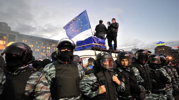 EU und Ukraine: Auf Konfrontationskurs: Demonstranten und Polizisten in Kiew.