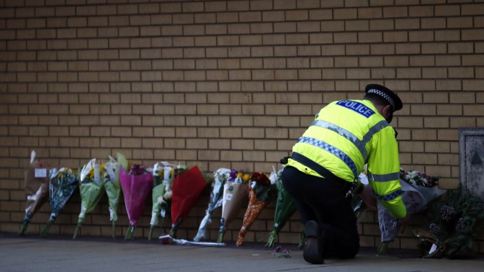 Polizist legt Blumen in Glasgow nieder