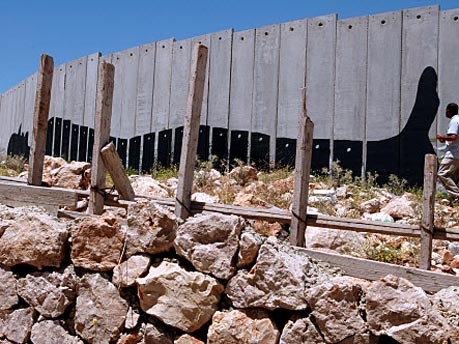 Graffiti an israelischer Mauer, Foto: Mendrea