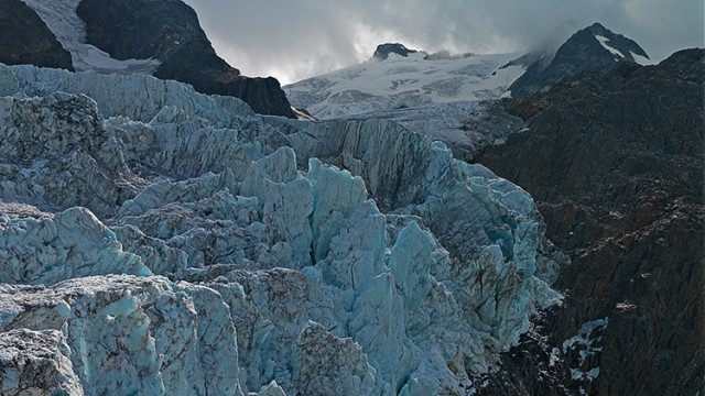 Gletscher-Archäologie: Der Triftgletscher gehört zu den Eismassen in den Alpen, die sich besonders schnell zurückschmelzen. Er gibt auf seinem Rückzug Felspartien frei, die manchmal Jahrtausende lang unter dem Eis verborgen lagen.