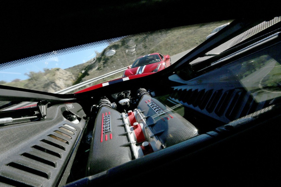 Der Blick auf die Rennstrecke von Fiorano über den Motorblock des Ferrari 458 Speciale