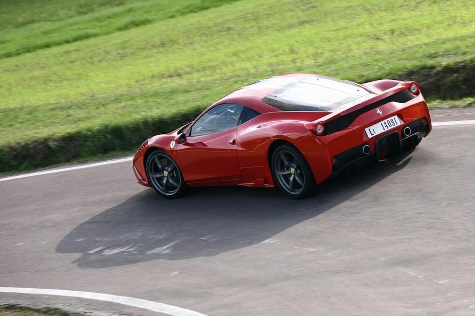 Der Ferrari 458 Speciale geht auf der Teststrecke in Fiorano in die Kurve.