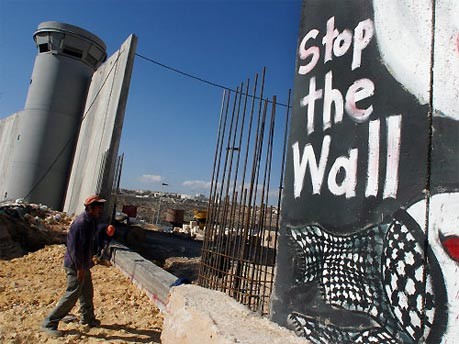 Graffiti an israelischer Mauer, Foto: dpa