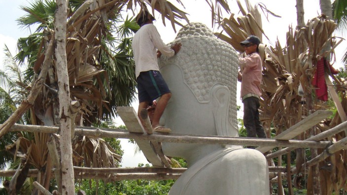 Buddha haushoch - Bei den Skulpteuren von Samnak in Kambodscha