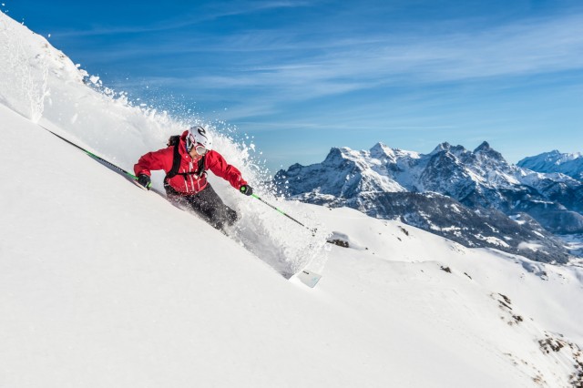 Skifahrer auf einer Skipiste bei Kitzbühel