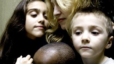 "Madonna-Effekt": Popstar Madonna mit ihren zwei leiblichen Kindern und David aus Malawi, den die Sängerin 2006 adoptiert hat.