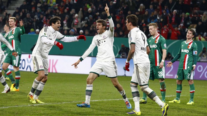 Bayern Munich's Martinez, Mueller and Mandzukic celebrate a goal against Augsburg during their third round DFB-Pokal match in Augsburg