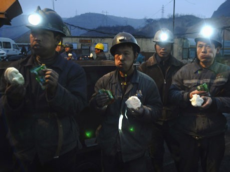 Hochwasser in chinesischem Bergwerk schließt 153 Bergleute ein;Reuters