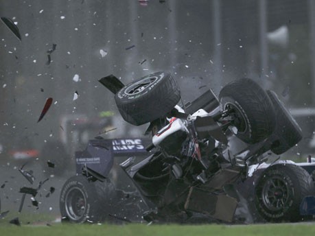 Der japanische Sauber-Pilot Kamui Kobayashi zerlegt in Melbourne sein Auto;Reuters