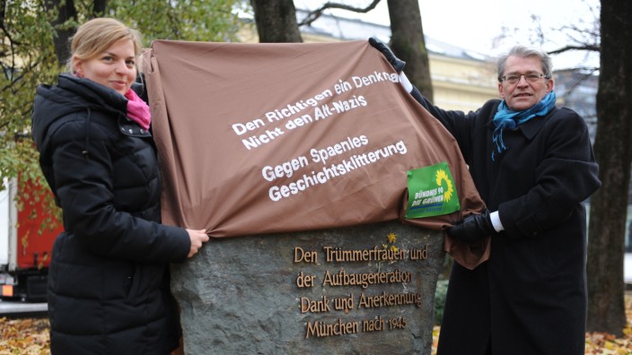Diskussion um Trümmerfrauen: Schon vor einem Jahr stülpten die Grünen-Politiker Katharina Schulze und Sepp Dürr dem Denkmal am Marstallplatz aus Protest einen braunen Sack über.
