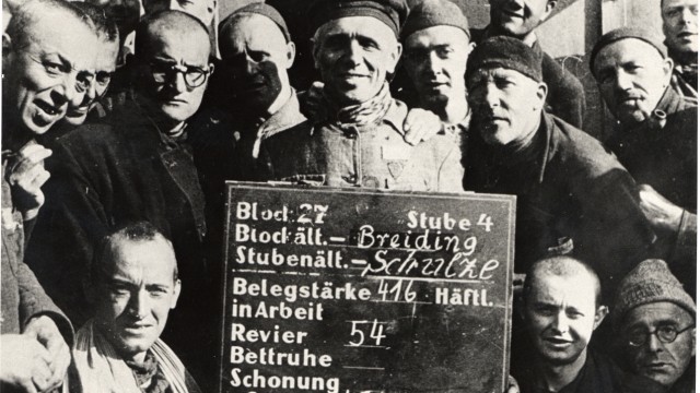 "Der Landkreis und das Lager": Die Überlebenden des KZ Dachau jubeln bei ihrer Befreiung 1945.