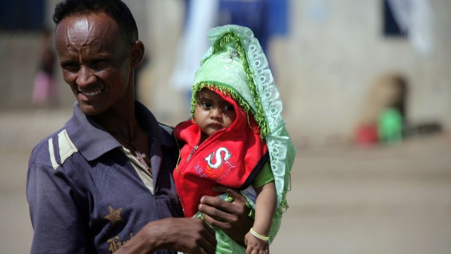 Menschenhandel im Sinai: Dieser Vater sucht nach der Flucht aus Eritrea mit seinem Kind Schutz in Shagarab, dem sudanesischen Lager des UN-Flüchtlingshilfswerks.