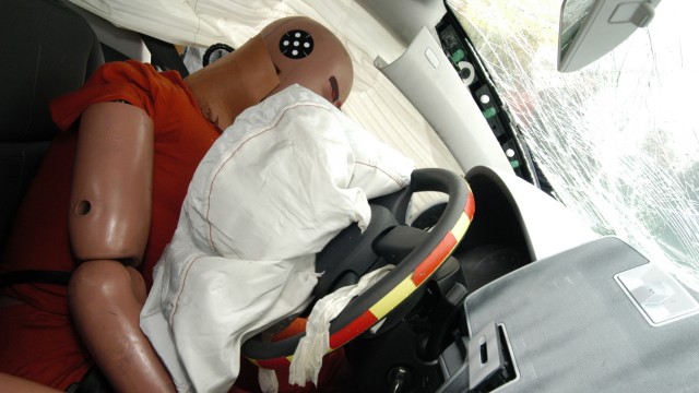 Datenspeicherung im Auto: Die Steuereinheit im Airbag erfasst Werte wie Geschwindigkeit und Personenanzahl im Fahrzeug.