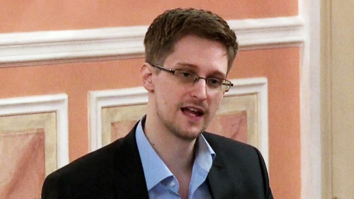 NSA-Affäre: Edward Snowden auf einem Bild vom Oktober 2013, als er in Moskau mit ehemaligen Geheimdienstmitarbeitern und Aktivisten zusammentraf