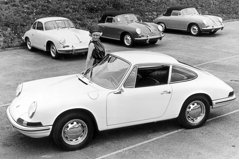 Eine Werbung für einen Porsche 911, dahinter sind drei Porsche 356 platziert.